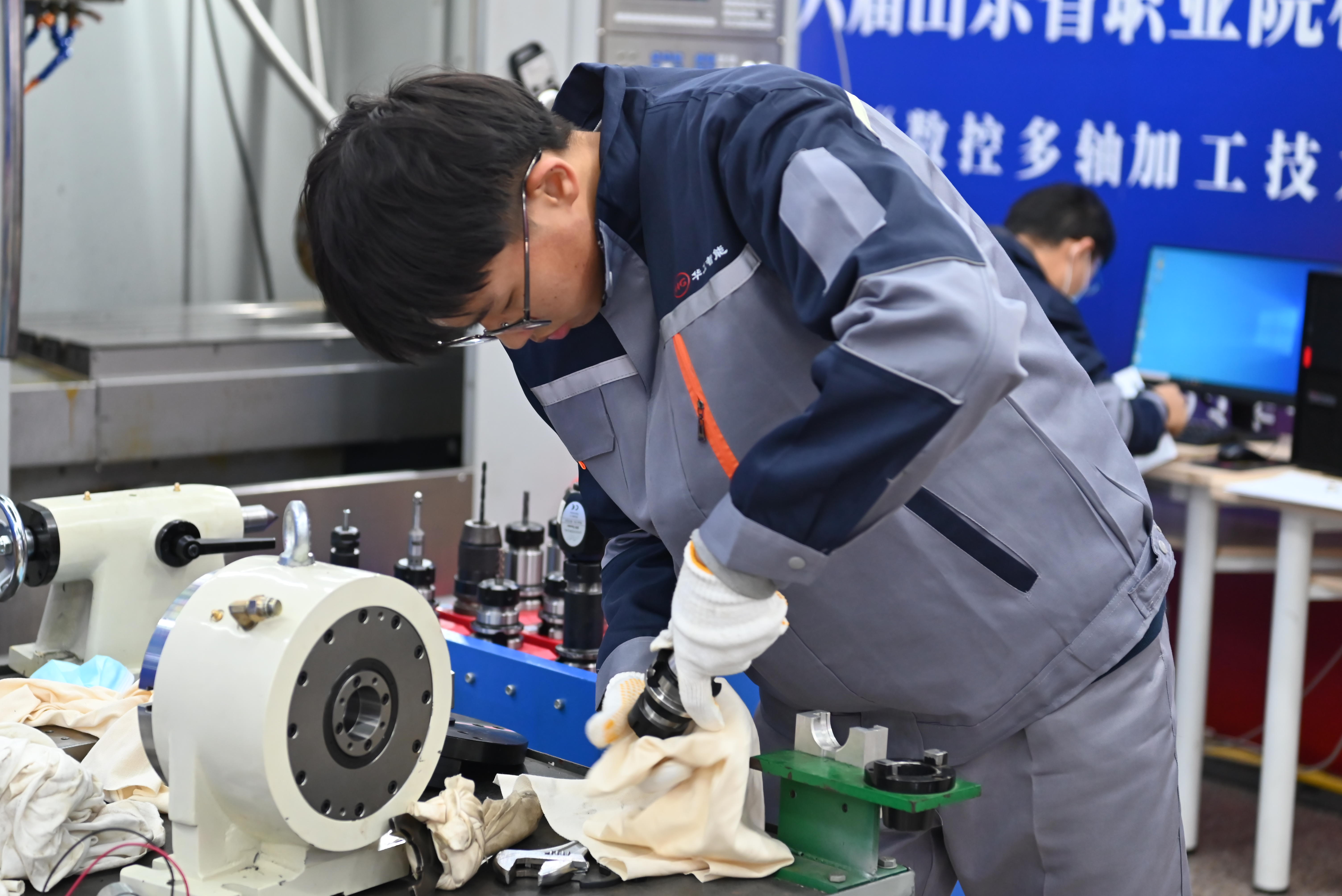 16届省赛高职"数控多轴加工"比赛在青港职院进行